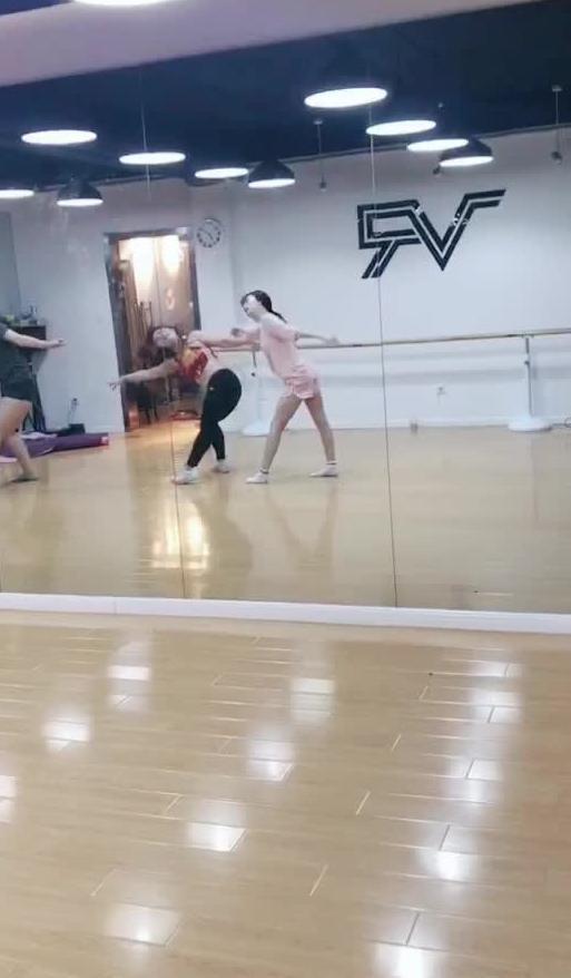 最新校园舞蹈吃瓜视频,最新吃瓜视频揭秘校园舞蹈圈幕后故事