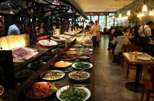 三个人吃瓜自助餐视频,自助餐视频揭秘美味瞬间