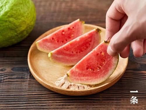 海南人吃瓜撒盐视频,吃瓜撒盐，解锁夏日清凉新姿势